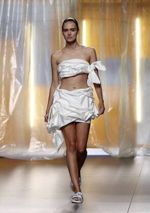 A model presents a creation from the Spring summer 2017 collection by Spanish firm Nouman during the Mercedes Benz Fashion Week Madrid (MBFWM) held in Madrid, Spain, 20 September 2016. The MBFWM will run from 15 to 20 September 2016. Mercedes Benz Fashion Week Madrid - Nouman !ACHTUNG: NUR REDAKTIONELLE NUTZUNG!  GRA305 20160920-636099884027079512