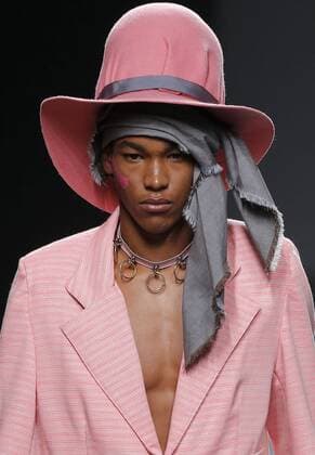 A model presents a creation by Spanish firm Albec Bunsen during the EGO fashion show within the Mercedes Benz FashionWeek Madrid (MBFWM), in Madrid, Spain, 20 September 2016. The MBFWM runs from 15 to 20 September 2016. EGO fashion show - Albec Bunsen !ACHTUNG: NUR REDAKTIONELLE NUTZUNG!  GRA481 20160920-636099954223564202