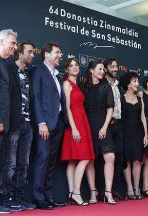 Spanish actors Antiana Sanchez Gijon (3R) Javier Bardem (3L), Leonor Watling (C), Jordi Molla (2R), Celia Oros (R), widow of Spanish film director Bigas Luna, and producer Carles Sans pose as they arrive to the screening of the documentary Bigas x Bigas in the 64th edition of the San Sebastian International Film Festival, in San Sebastian, northern Spain, 20 September 2016. The festival runs from 16 to 24 September 2016. Bardem presents Bigas x Bigas !ACHTUNG: NUR REDAKTIONELLE NUTZUNG!  GRA395 20160920-636099956761962427
