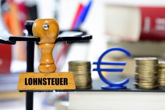 Stempel mit der Aufschrift Lohnsteuer ** NUR FUER REDAKTIONELLE ZWECKE ** EDITORIAL USE ONLY **