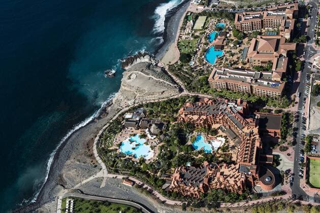  Küstenort mit Badestrand und Uferpromenade am Meer, Playa de La Enramada, Ortsansicht mit Hotels, Ferienregion, Südküste, Costa Adeje, Teneriffa, Spanien, Europa Copyright: imageBROKER/FrankxFleischmann ibxffl04384037.jpg