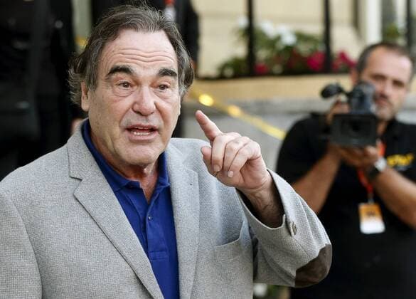 US producer Oliver Stone arrives in San Sebastian, Basque Country, Spain, 21 September 2016, where he will present his film Snowden during the 64th International Cinema Festival of San Sebastian. EFE Juan Herrero INTERNATIONAL CINEMA FESTIVAL OF SAN SEBASTIAN !ACHTUNG: NUR REDAKTIONELLE NUTZUNG!  SSB001 20160921-636100862371427746