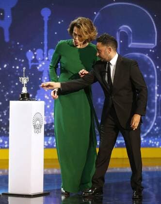 Filmfestival San Sebastian - Donostia Award Sigourney Weaver US actress Sigourney Weaver (L) receives the Donostia Award of the 64th International Cinema Festival of San Sebastian from Spanish producer Juan Antonio Bayona during a gala celebrated at the Kursaal in San Sebastian, Basque Country, Spain, 21 September 2016. EFE Juan Herrero INTERNATIONAL CINEMA FESTIVAL OF SAN SEBASTIAN !ACHTUNG: NUR REDAKTIONELLE NUTZUNG!  SSB001 20160922-636100997959453759
