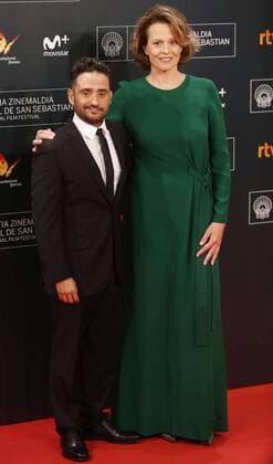 Filmfestival San Sebastian - Donostia Award Sigourney Weaver US actress Sigourney Weaver (R) poses at the red carpet with Spanish filmmaker Juan Antonio Bayona before receiveing the Donostia Award of the 64th International Cinema Festival of San Sebastian during a gala celebrated at the Kursaal in San Sebastian, Basque Country, Spain, 21 September 2016. EFE Juan Herrero INTERNATIONAL CINEMA FESTIVAL OF SAN SEBASTIAN !ACHTUNG: NUR REDAKTIONELLE NUTZUNG!  SSB001 20160922-636101032867239455