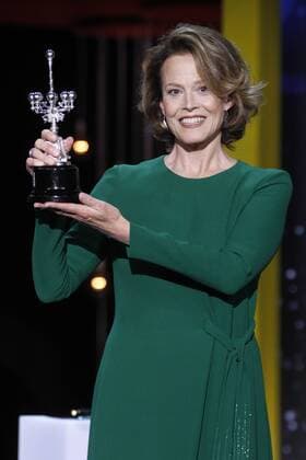 Filmfestival San Sebastian - Donostia Award Sigourney Weaver Sigourney Weaver receives the Donostia award 2016 to a lifetime achievements during the 64th San Sebastian film festival at the Kursaal in San Sebastian, Spain. CELEBRITIES : Sigourney Weaver receives the Donostia award 2016 - San Sebastian - 21 09 2016 WALTERKOVACS PANORAMIC 