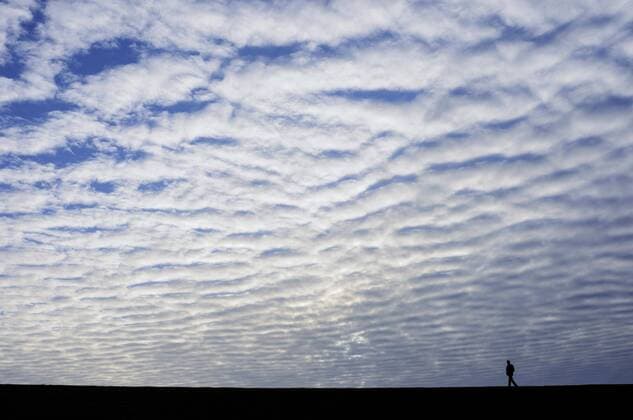  Himmel mit streifenartiger Wolkenformation (Stratocumulus undulatus), Niedersachsen, Deutschland, Europa Copyright: imageBROKER/Frederik ibxrba04391040.jpg