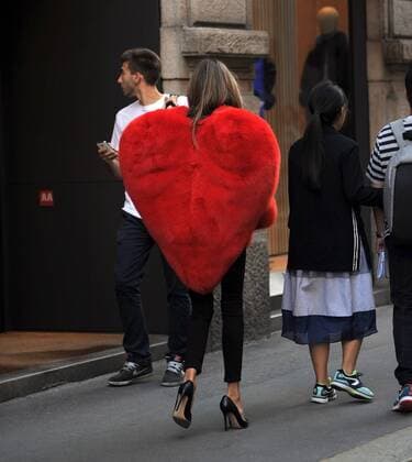 Milan, Fur heart-shaped E began the week of women s fashion, and in the center there s people wearing some curious heads and extravagant, albeit signed. In the photo a girl walks in via Montenapoleone wearing a fur coat in a heart shape, a Moschino s signature.  Copyright: xMimmoxCarrierox