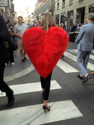 Bilder des Tages Milan, Fur heart-shaped E began the week of women s fashion, and in the center there s people wearing some curious heads and extravagant, albeit signed. In the photo a girl walks in via Montenapoleone wearing a fur coat in a heart shape, a Moschino s signature.  Copyright: xMimmoxCarrierox