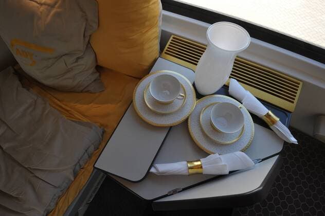 Service und Bett im Luxus-Schlafwagen für Aserbaidschan. Hersteller ist Stadler. InnoTrans 2016 internationale Fachmesse für Verkehrstechnik