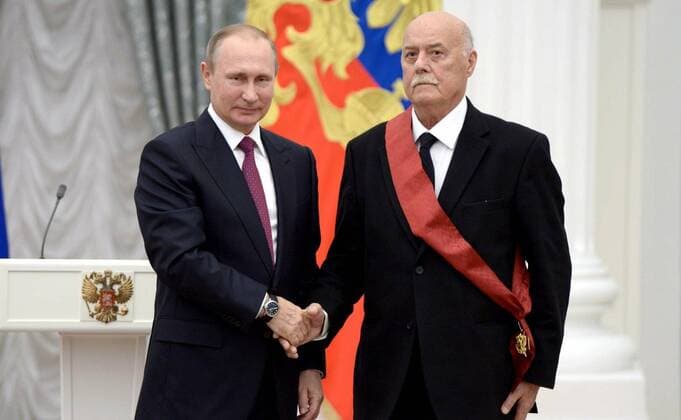 September 22, 2016. - Russia, Moscow. - Russian President Vladimir Putin (left) and Chairman of State Duma Committee on Culture Stanislav Govorukhin at the ceremony of giving state awards in the Catherine Hall in Kremlin. KremlinxxPool 