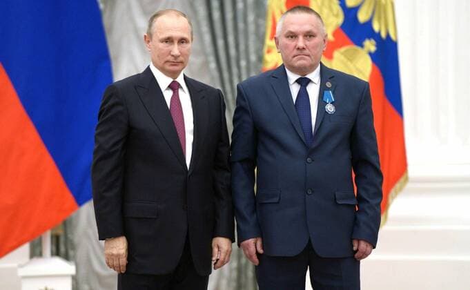 September 22, 2016. - Russia, Moscow. - Russian President Vladimir Putin (left) and electrician Aleksandr Prodovikov (Ekaterinburg) at the ceremony of giving state awards in the Catherine Hall in Kremlin. KremlinxxPool 