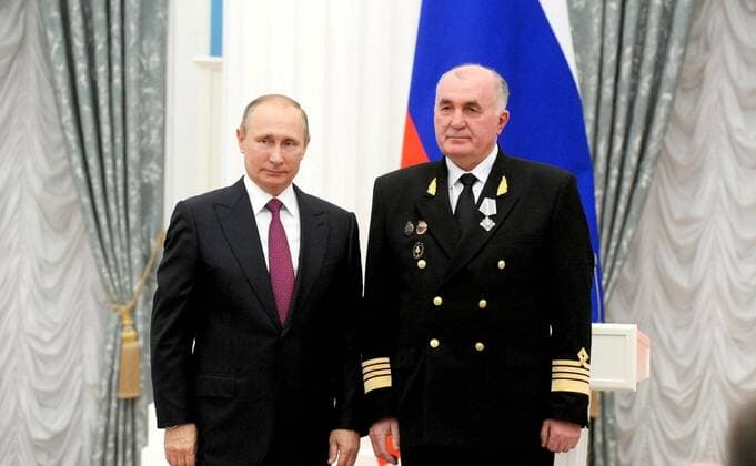 September 22, 2016. - Russia, Moscow. - Russian President Vladimir Putin (left) and Modern commercial fleet (Saint Petersburg) Deputy Director General Mikhail Suslin at the ceremony of giving state awards for outstanding achievements in the Catherine Hall in Kremlin. KremlinxxPool 