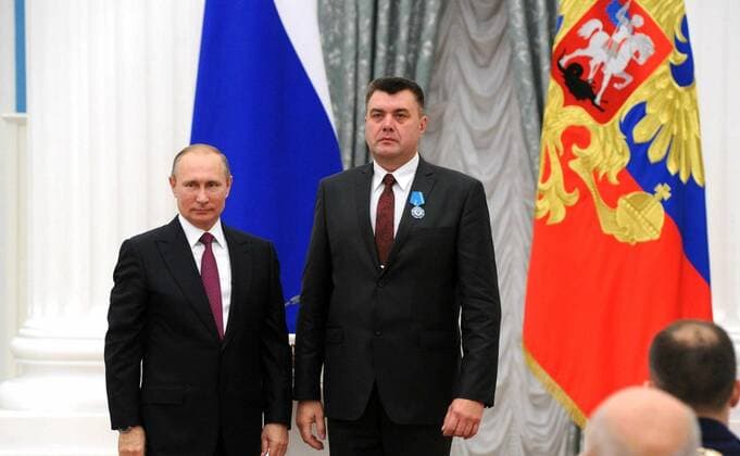 September 22, 2016. - Russia, Moscow. - Russian President Vladimir Putin (left) and LUKOIL West Siberia Pokachevneftegaz oil and gas production operator Sergey Belousov at the ceremony of giving state awards for outstanding achievements in the Catherine Hall in Kremlin. KremlinxxPool 
