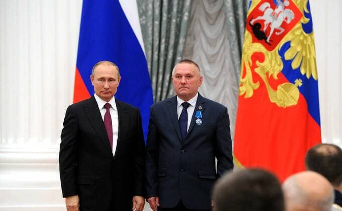 September 22, 2016. - Russia, Moscow. - Russian President Vladimir Putin (left) and electrician Aleksandr Prodovikov (Ekaterinburg) at the ceremony of giving state awards in the Catherine Hall in Kremlin. KremlinxxPool 