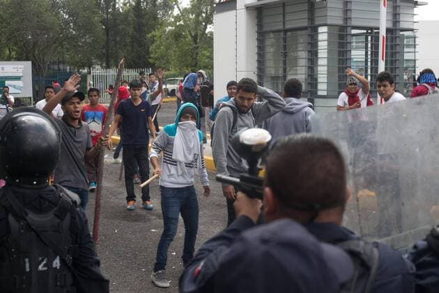 September 22, 2016 - Mexico - EUM20160922NAC11.JPG.MORELIA, Mich.- Violence Violencia-Michoacan.- Al menos tres enfrentamientos se registraron este jueves 22 de septiembre de 2016 entre estudiantes de las diferentes facultades y preparatorias de la Universidad Michoacana de San Nicolas de Hidalgo e integrantes del Movimiento de Aspirantes y Rechazados, luego de que los jovenes intentaron liberar las instalaciones que los paristas mantenian cerradas desde el 29 de agosto pasado. Foto: Agencia EL UNIVERSAL Armando Solis RCC Mexico  - ZUMAu78_