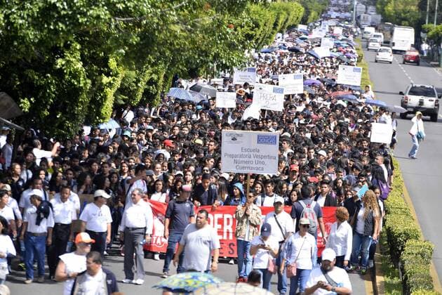 September 22, 2016 - Mexico - EUM20160922NAC13.JPG.CUERNAVACA, Mor.- Protest Manifestacion-Morelos.- Estudiantes, organizaciones civiles, academicos y administrativos de la Universidad Autonoma del Estado de Morelos marcharon este jueves 22 de septiembre de 2016 hacia el zocalo de Cuernavaca para demandar la solucion inmediata al conflicto entre las autoridades universitarias y el Ejecutivo estatal. Foto: Agencia EL UNIVERSAL RCC Mexico  - ZUMAu78_