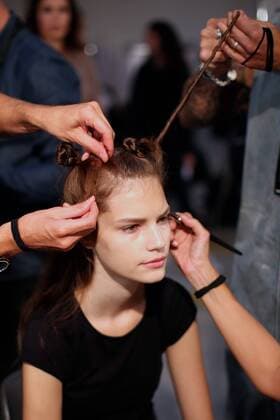 Bilder des Tages (160923) -- MILAN, Sept. 23, 2016 -- A model has her make-up applied backstage of Diesel Black Gold fashion show during Milan Fashion Week Spring Summer 2017 in Milan, Italy, Sept. 23, 2016. )(cl) ITALY-MILAN-FASHION WEEK-DIESEL BLACK GOLD-BACKSTAGE JinxYu 