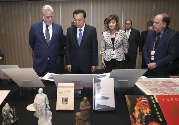 (160923) -- MONTREAL, Sept. 23, 2016 -- Chinese Premier Li Keqiang (2nd L), accompanied by Quebec Premier Philippe Couillard (1st L), visits an exhibition featuring the China-Canada friendship and Norman Bethune prior to their meeting in Montreal, Canada, Sept. 23, 2016. ) (wx) CANADA-MONTREAL-CHINESE PREMIER-MEETING PangxXinglei 