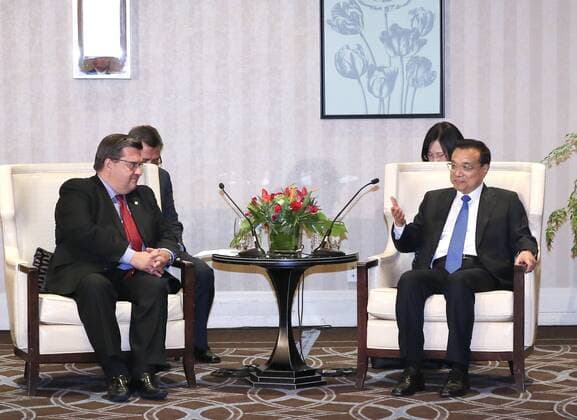 (160923) -- MONTREAL, Sept. 23, 2016 -- Chinese Premier Li Keqiang (R) meets with Montreal Mayor Denis Coderre in Montreal, Canada, Sept. 23, 2016. ) (wx) CANADA-MONTREAL-CHINESE PREMIER-MEETING PangxXinglei 