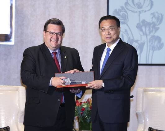 (160923) -- MONTREAL, Sept. 23, 2016 -- Montreal Mayor Denis Coderre (L) presents Chinese Premier Li Keqiang with the key to the city after their meeting in Montreal, Canada, Sept. 23, 2016. ) (wx) CANADA-MONTREAL-CHINESE PREMIER-MEETING PangxXinglei 