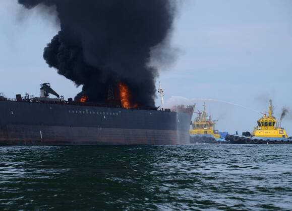Feuer auf Pemex Öltanker vor Mexiko September 24, 2016 - A column of dark smoke rises from a gas tank ship belonging to Mexican oil company Pemex, after an explosion, in front of the coast of Veracruz, Mexico, 24 September 2016. The accident took place seven miles away from the Guf s coasts where the ship Burgos carried 80 thousand barrels of diesel, 71 barrels of magna and 26 thousand barrels of gasoline  - ZUMAu78_