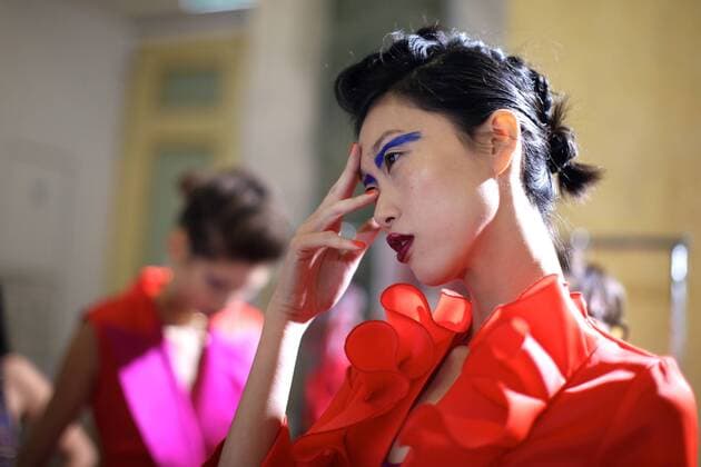 MILAN, Sept. 24, 2016 -- A model poses for a photo backstage before the Leitmotiv show as part of Milan Fashion Week Spring Summer 2017 in Milan, Italy, on Sept. 24, 2016. )(axy) ITALY-MILAN-FASHION WEEK-LEITMOTIV JinxYu 