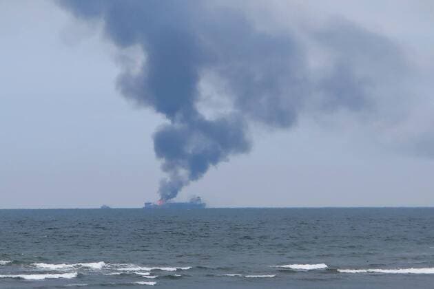 Brennender Öltanker Burgos vor der Küste Mexikos (160925) -- VERACRUZ, Sept. 25, 2016 -- Smoke arises from the oil tanker Burgos after it caught fire near the coast of Boca del Rio town, state of Veracruz, Mexico, on Sept. 24, 2016. The oil tanker transporting fuel for Mexican oil company Pemex caught fire on Saturday off the coast of the eastern state of Veracruz, although no casualties have been reported. ) (zf) MEXICO-VERACRUZ-ACCIDENT-SHIP STR 