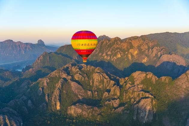 Bunter Heißluftballon in der Luft, Karstberge, Vang Vieng, Vientiane, Laos, Asien Copyright: imageBROKER/ValentinxWolf iblvfw04390992.jpg