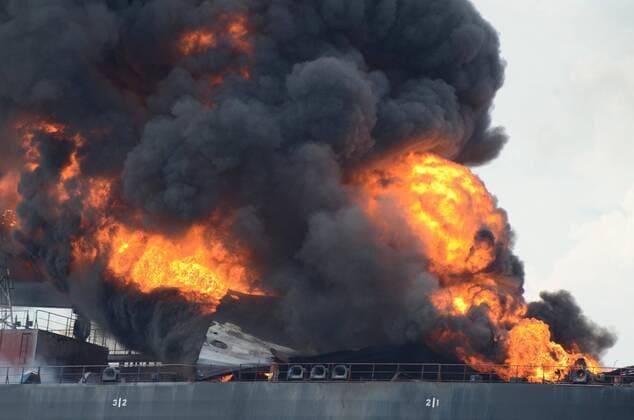Brennender Öltanker Burgos vor der Küste Mexikos September 25, 2016 - Mexico - EUM20160924ACT01.JPG .VERACRUZ, Ver., Accident Accidente-Indendio Buque.- Aspectos del incendio en el buque taque Burgos de Petroleos Mexicanos, la manana del sabado 24 de septiembre de 2016, en la Isla Verde, a 7 millas nauticas del Puerto de Veracruz. El incidente cumplio 24 horas en llamas, en la imagen se aprecia la gran columna de humo negro derivada de la combustion de la gasolina que transportaba.  - ZUMAu78_