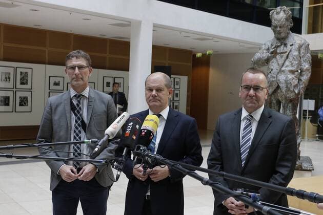 Berlin, Willy-Brandt-Haus, Pressekonferenz mit stellvertretende SPD-Vorsitzende Olaf Scholz , Foto: Oliver Malchow, Bundesvorsitzender der Gewerkschaft der Polizei, stellvertretende SPD-Vorsitzende Olaf Scholz, Niedersachsens Innenminister Boris Pistorius