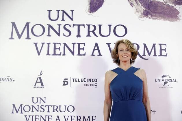 US actress Sigourney Weaver poses as she arrives at the Royal Theater, for the premiere of Jose Antonio Bayona s film Un monstruo viene a verme (A monster comes to see me), that has just been presented at the Internaitional Cinema Festival of San Sebastian, in Madrid, Madrid s Community, Spain, 26 September 2016. EFE JuanJo Martin PREMIERE OF THE FILM UN MONSTRUO VIENE A VERME IN MADRID !ACHTUNG: NUR REDAKTIONELLE NUTZUNG!  MAD001 20160926-636105247830940946