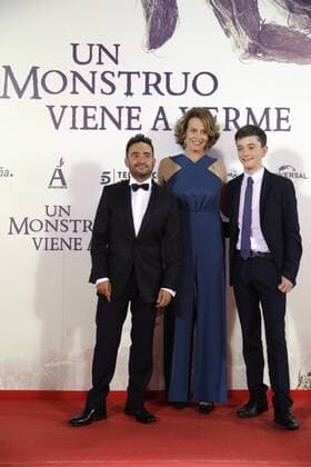US actress Sigourney Weaver (C) poses with Spanish filmmaker Jose Antonio Bayona (L) and British actor Lewis McDougall at the Royal Theater, for the premiere of Jose Antonio Bayona s film Un monstruo viene a verme (A monster comes to see me), that has just been presented at the Internaitional Cinema Festival of San Sebastian, in Madrid, Madrid s Community, Spain, 26 September 2016. EFE JuanJo Martin PREMIERE OF THE FILM UN MONSTRUO VIENE A VERME IN MADRID !ACHTUNG: NUR REDAKTIONELLE NUTZUNG!  MAD001 20160926-636105249103645240