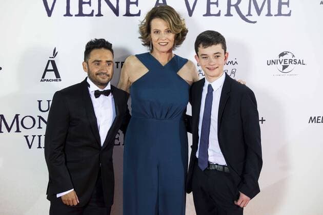 The director of the film J.A. Bayona, Sigourney Weaver and Lewis MacDougall during the premiere of the spanish film Un Monstruo Viene a Verme of J.A. Bayona at Teatro Real in Madrid. September 26, 2016.  (20160926105)
