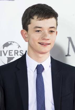 Lewis MacDougall during the premiere of the spanish film Un Monstruo Viene a Verme of J.A. Bayona at Teatro Real in Madrid. September 26, 2016.  (20160926174)