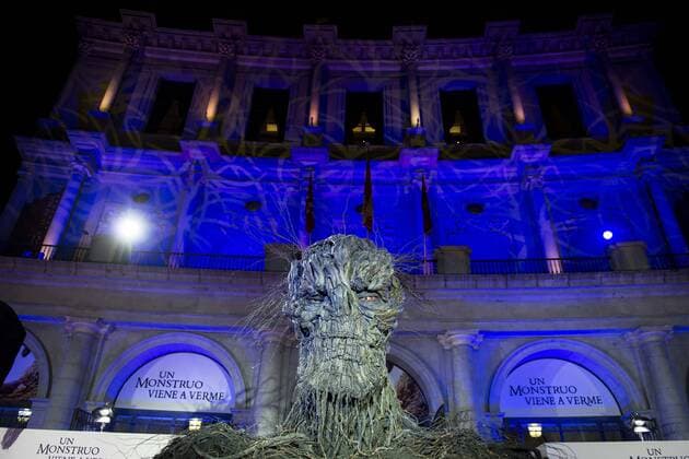 The monster during the premiere of the spanish film Un Monstruo Viene a Verme of J.A. Bayona at Teatro Real in Madrid. September 26, 2016.  (20160926192)