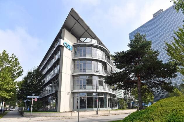 Aussenansicht der CSU Landesleitung,Franz Josef Strauss Haus in Muenchen,Parteizentrale,Schild,Gebaeude.