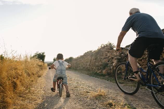 IMAGO Creative: Fit durch den Herbst Back view of little boy and his great-grandfather on bicycle tour model released Symbolfoto  JRFF000811