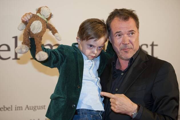 Sebastian KOCH, Schauspieler, und der kleine SIMON, Komparse, Filmpremiere Nebel im August , in der Lichtburg in Essen, 26.09.2016.
