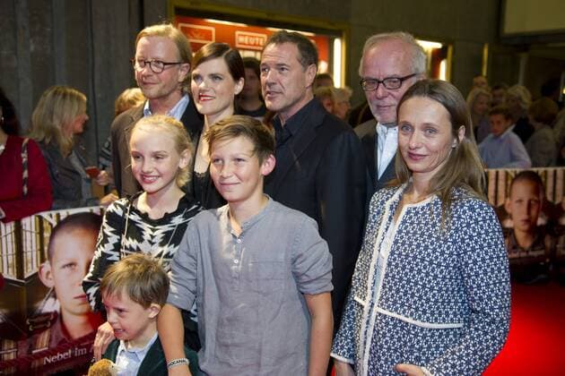 hinten von links: Kai WESSEL, Regisseur, Fritzi HABERLANDT, Schauspielerin, Sebastian KOCH, Schauspieler, Ulrich LIMMER, Produzent, davor: Jule HERRMANN, Schauspielerin, Ivo PIETZCKER, Schauspieler, Verena BENTLAGE, Filmstiftung NRW, vorne: der kleine SIMON, Komparse, Filmpremiere Nebel im August , in der Lichtburg in Essen, 26.09.2016.