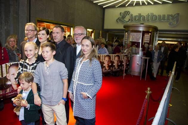 hinten von links: Kai WESSEL, Regisseur, Fritzi HABERLANDT, Schauspielerin, Sebastian KOCH, Schauspieler, Ulrich LIMMER, Produzent, davor: Jule HERRMANN, Schauspielerin, Ivo PIETZCKER, Schauspieler, Verena BENTLAGE, Filmstiftung NRW, vorne: der kleine SIMON, Komparse, Filmpremiere Nebel im August , in der Lichtburg in Essen, 26.09.2016.