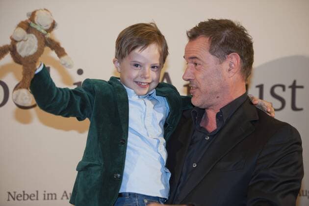 Sebastian KOCH, Schauspieler, und der kleine SIMON, Komparse, Filmpremiere Nebel im August , in der Lichtburg in Essen, 26.09.2016.