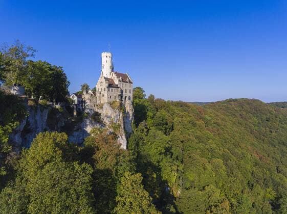 DEU, Deutschland, Lichtenstein, 10.09.2016 - Schloss Lichtenstein, das Maerchenschloss Wuerttembergs, ist ein im Stil des Historismus erbautes Schloss des 19. Jahrhunderts über dem Ort Honau, Gemeinde Lichtenstein, im Landkreis Reutlingen in Baden-Wuerttemberg. Â