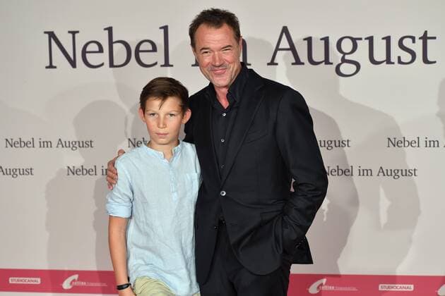 von links: Ivo PIETZCKER, Schauspieler, Sebastian KOCH, Schauspieler, Filmpremiere Nebel im August , im City Kino in Muenchen am 27.09.2016.