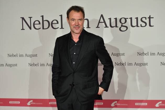 Sebastian KOCH, Schauspieler ,Einzelbild,angeschnittenes Einzelmotiv, Filmpremiere Nebel im August , im City Kino in Muenchen am 27.09.2016.