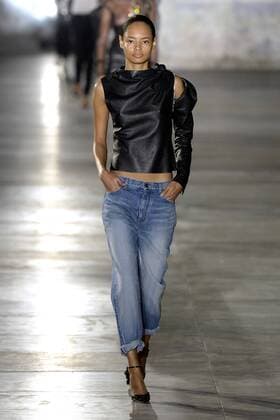 Paris Fashion Week - Saint Laurent 211871 Marineau Starface 2016-09-27 Paris France Paris Fashion week. Defile Saint Laurent Pret-a-porter printemps-ete 2017. Saint Laurent , spring -summer 2017 Paris, France Paris Fashion week. Defile Saint Laurent Ready to Wear Spring-summer 2017 Editorial Use Only _sans_perso  Copyright: xMarineaux STAR_211871_028