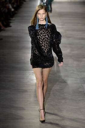 Paris Fashion Week - Saint Laurent 211871 Marineau Starface 2016-09-27 Paris France Paris Fashion week. Defile Saint Laurent Pret-a-porter printemps-ete 2017. Saint Laurent , spring -summer 2017 Paris, France Paris Fashion week. Defile Saint Laurent Ready to Wear Spring-summer 2017 Editorial Use Only _sans_perso  Copyright: xMarineaux STAR_211871_043