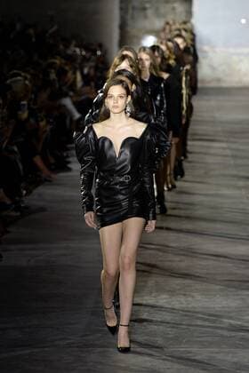 Paris Fashion Week - Saint Laurent 211871 Marineau Starface 2016-09-27 Paris France Paris Fashion week. Defile Saint Laurent Pret-a-porter printemps-ete 2017. Saint Laurent , spring -summer 2017 Paris, France Paris Fashion week. Defile Saint Laurent Ready to Wear Spring-summer 2017 Editorial Use Only _sans_perso  Copyright: xMarineaux STAR_211871_046