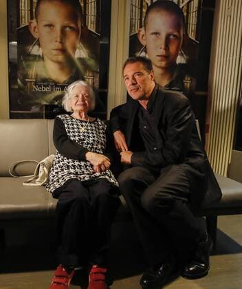 Amalia Speidel (Jg. 1931, Schwester von Ernst Lossa) mit Sebastian Koch bei der Filmpremiere Nebel im August Buchautor: Robert Domes, Regie: Kai Wessel Produzent: Ulrich Limmer, mit Ivo Pietzcker ( als Ernst Lossa) , Sebastian Koch (als Klinikdirektor Dr. Werner Veithausen) , Fritzi Haberlandt ( als Schwester Sophia) Jule Hermann ( als Nandl) Drama ueber den Euthanasie Mord am 13- jährigen Ernst Lossa im deutschen Nationalsozialismus in Muenchen, Deutschland am 27.09.2016