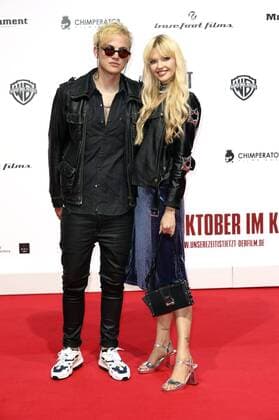 Markus Brückner alias Psaiko.Dino und Bonnie Strange bei der Premiere des Kinofilms Unsere Zeit ist jetzt im CineStar Sony Center. Berlin, 27.09.2016 Foto:xS.xGabschx xFuturexImage