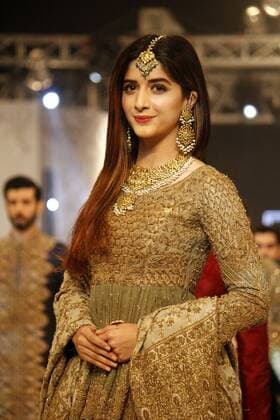 (160928) -- LAHORE, Sept. 28, 2016 -- A model presents a creation of HSY collection during the Pakistan Fashion Design Council(PFDC) L Oreal Paris Bridal Week in eastern Pakistan s Lahore on Sept. 28, 2016. ) PAKISTAN-LAHORE-BRIDAL FASHION WEEK JamilxAhmed 
